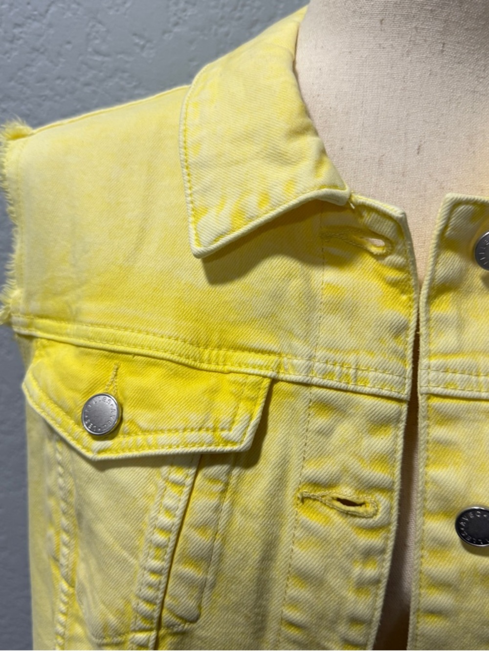 Avec Les Filles Size L Butter Yellow Cropped Denim Vest Frayed Coastal Summer - Picture 6 of 15